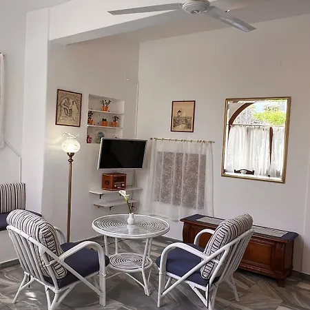 招待所 Marisa Páros